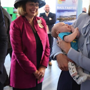 Le prince William, prince de Galles, et Catherine (Kate) Middleton, princesse de Galles, visitent l'organisation caritative pour la jeunesse "Carrick Connect" pour la jeunesse à Carrickfergus (Irlande du Nord), le 6 octobre 2022. 