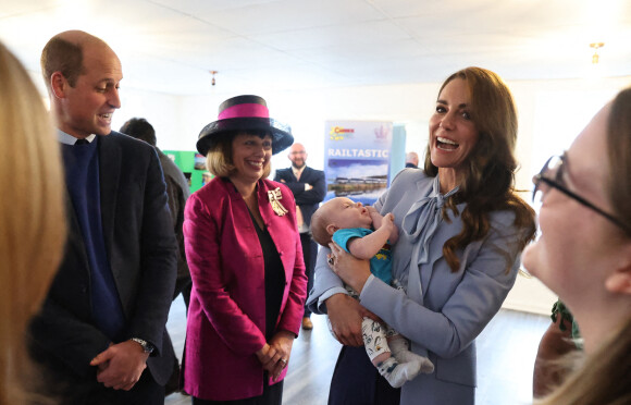 Le prince William, prince de Galles, et Catherine (Kate) Middleton, princesse de Galles, visitent l'organisation caritative pour la jeunesse "Carrick Connect" pour la jeunesse à Carrickfergus (Irlande du Nord), le 6 octobre 2022. 