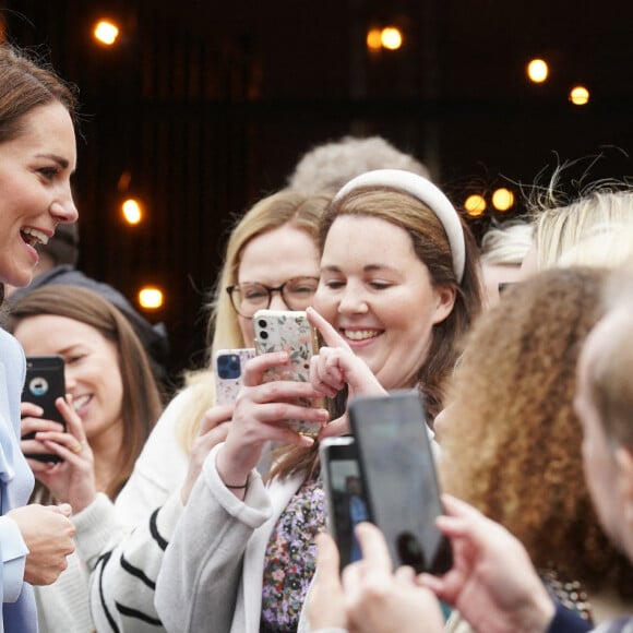 Le prince William, prince de Galles, et Catherine (Kate) Middleton, princesse de Galles, arrivent pour une visite au Trademarket, un nouveau marché de rue et de vente au détail en plein air situé dans le centre-ville de Belfast, Royaume Uni, le 6 octobre 2022. 