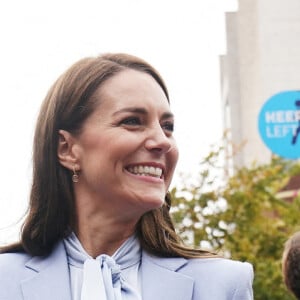 Le prince William, prince de Galles, et Catherine (Kate) Middleton, princesse de Galles, arrivent pour une visite au Trademarket, un nouveau marché de rue et de vente au détail en plein air situé dans le centre-ville de Belfast, Royaume Uni, le 6 octobre 2022. 