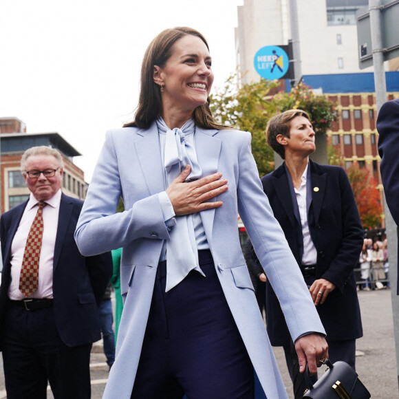 Le prince William, prince de Galles, et Catherine (Kate) Middleton, princesse de Galles, arrivent pour une visite au Trademarket, un nouveau marché de rue et de vente au détail en plein air situé dans le centre-ville de Belfast, Royaume Uni, le 6 octobre 2022. 