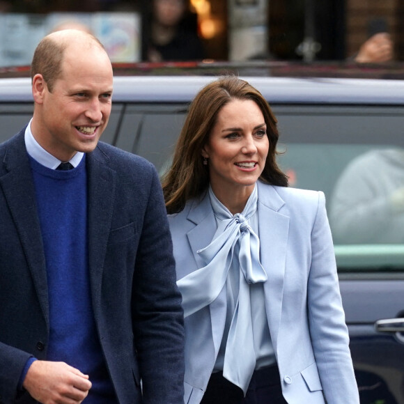 Le prince William, prince de Galles, et Catherine (Kate) Middleton, princesse de Galles, arrivent pour une visite au Trademarket, un nouveau marché de rue et de vente au détail en plein air situé dans le centre-ville de Belfast, Royaume Uni, le 6 octobre 2022. 