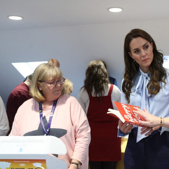 Le prince William, prince de Galles, et Catherine (Kate) Middleton, princesse de Galles, lors d'une visite à PIPS Suicide Prevention (PIPS Charity) à Belfast, le 6 octobre 2022. Cette association travaille dans les communautés de la ville et dans toute l'Irlande du Nord pour fournir un soutien de crise aux personnes à risque de suicide et d'automutilation. 