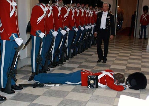 Un garde royal de la reine du Danemark s'évanoui, mais personne ne l'aide !