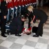 Un garde royal de la reine du Danemark s'évanoui, mais personne ne l'aide !
