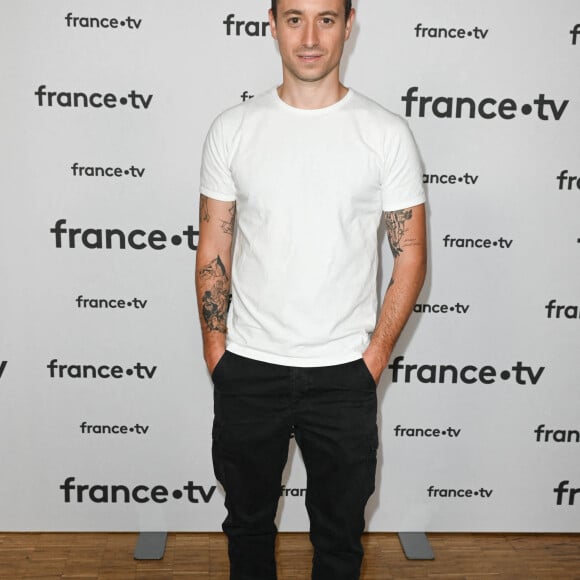 Hugo Clément au photocall pour la conférence de presse de rentrée de France TV à la Grande Halle de la Villette à Paris, France, le 6 juillet 2022. © Coadic Guirec/Bestimage 