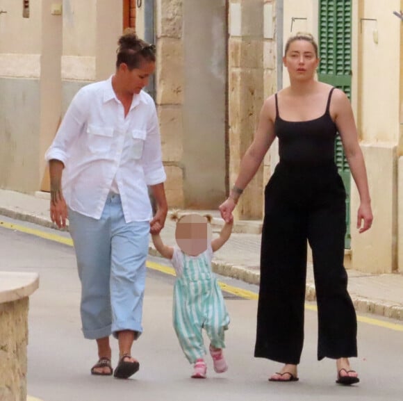 Amber Heard passe du bon temps avec sa fille d'un an, Oonagh Paige Heard et sa compagne Bianca Butti à Palma de Majorque, le 29 septembre 2022. Trois mois après son procès perdu contre son ex-mari, J.Depp, Amber Heard, qui a fait appel du verdict la condamnant à verser dix millions de dollars à l'acteur, se relaxe avec ses proches. 