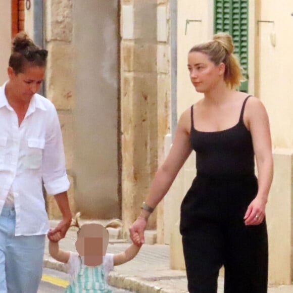 Amber Heard passe du bon temps avec sa fille d'un an, Oonagh Paige Heard et sa compagne Bianca Butti à Palma de Majorque, le 29 septembre 2022. Trois mois après son procès perdu contre son ex-mari, J.Depp, Amber Heard, qui a fait appel du verdict la condamnant à verser dix millions de dollars à l'acteur, se relaxe avec ses proches. 