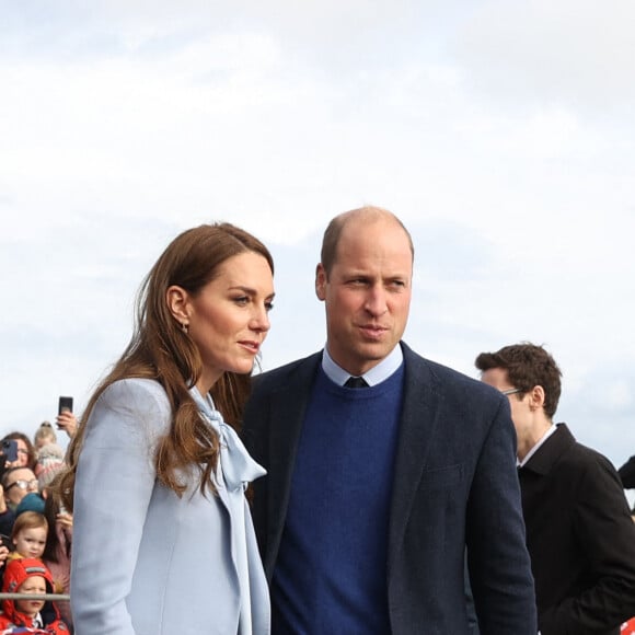 Le prince William, prince de Galles, et Catherine (Kate) Middleton, princesse de Galles, visitent l'organisation caritative pour la jeunesse "Carrick Connect" pour la jeunesse à Carrickfergus (Irlande du Nord), le 6 octobre 2022. 