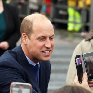 Le prince William, prince de Galles, et Catherine (Kate) Middleton, princesse de Galles, visitent l'organisation caritative pour la jeunesse "Carrick Connect" pour la jeunesse à Carrickfergus (Irlande du Nord), le 6 octobre 2022. 