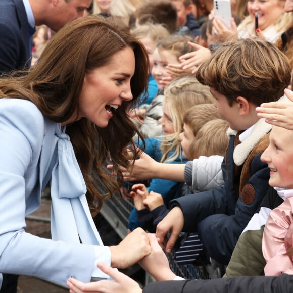 Le prince William, prince de Galles, et Catherine (Kate) Middleton, princesse de Galles, visitent l'organisation caritative pour la jeunesse "Carrick Connect" pour la jeunesse à Carrickfergus (Irlande du Nord), le 6 octobre 2022. 