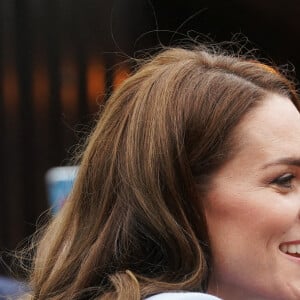 Le prince William, prince de Galles, et Catherine (Kate) Middleton, princesse de Galles, arrivent pour une visite au Trademarket, un nouveau marché de rue et de vente au détail en plein air situé dans le centre-ville de Belfast, Royaume Uni, le 6 octobre 2022. 