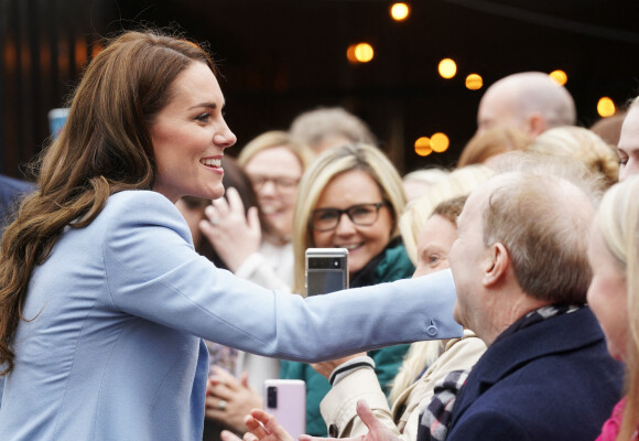 Le prince William, prince de Galles, et Catherine (Kate) Middleton, princesse de Galles, arrivent pour une visite au Trademarket, un nouveau marché de rue et de vente au détail en plein air situé dans le centre-ville de Belfast, Royaume Uni, le 6 octobre 2022. 