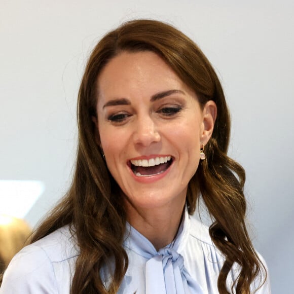 Le prince William, prince de Galles, et Catherine (Kate) Middleton, princesse de Galles, lors d'une visite à PIPS Suicide Prevention (PIPS Charity) à Belfast, le 6 octobre 2022. Cette association travaille dans les communautés de la ville et dans toute l'Irlande du Nord pour fournir un soutien de crise aux personnes à risque de suicide et d'automutilation. 