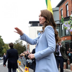 Le prince William, prince de Galles, et Catherine (Kate) Middleton, princesse de Galles, lors d'une visite à PIPS Suicide Prevention (PIPS Charity) à Belfast, le 6 octobre 2022. Cette association travaille dans les communautés de la ville et dans toute l'Irlande du Nord pour fournir un soutien de crise aux personnes à risque de suicide et d'automutilation. 