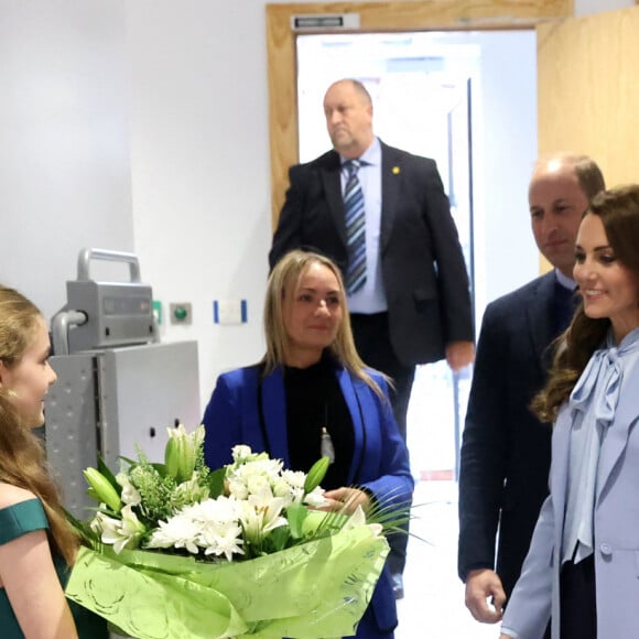 Le prince William, prince de Galles, et Catherine (Kate) Middleton, princesse de Galles, lors d'une visite à PIPS Suicide Prevention (PIPS Charity) à Belfast, le 6 octobre 2022. Cette association travaille dans les communautés de la ville et dans toute l'Irlande du Nord pour fournir un soutien de crise aux personnes à risque de suicide et d'automutilation. 