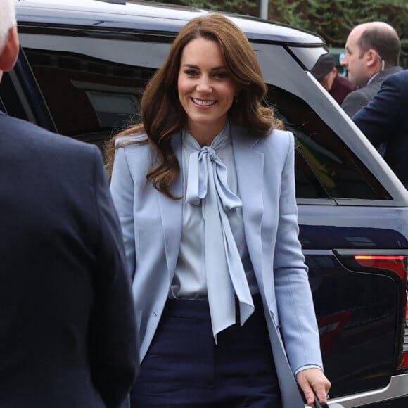 Le prince William, prince de Galles, et Catherine (Kate) Middleton, princesse de Galles, lors d'une visite à PIPS Suicide Prevention (PIPS Charity) à Belfast, le 6 octobre 2022. Cette association travaille dans les communautés de la ville et dans toute l'Irlande du Nord pour fournir un soutien de crise aux personnes à risque de suicide et d'automutilation. 