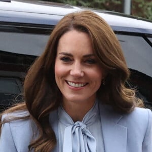 Le prince William, prince de Galles, et Catherine (Kate) Middleton, princesse de Galles, lors d'une visite à PIPS Suicide Prevention (PIPS Charity) à Belfast, le 6 octobre 2022. Cette association travaille dans les communautés de la ville et dans toute l'Irlande du Nord pour fournir un soutien de crise aux personnes à risque de suicide et d'automutilation. 