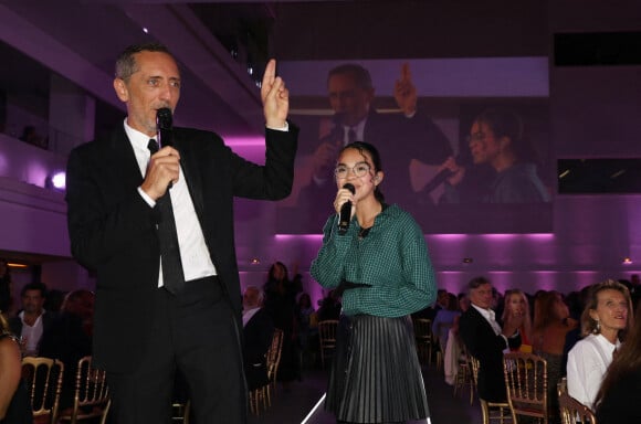 Gad Elmaleh et Sanaa (The Voice Kids 2022, atteinte d'une maladie génétique rare) à l'institut Imagine, 24 boulevard du Montparnasse dans le 15ème arrondissement de Paris, France, le 12 septembre 2022. © Dominique Jacovides/Bestimage.