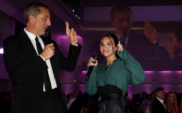 Gad Elmaleh et Sanaa (The Voice Kids 2022, atteinte d'une maladie génétique rare) à l'institut Imagine, 24 boulevard du Montparnasse dans le 15ème arrondissement de Paris, France, le 12 septembre 2022. © Dominique Jacovides/Bestimage.