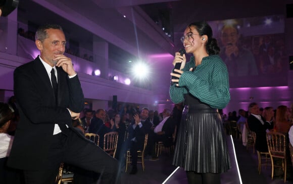 Gad Elmaleh et Sanaa (The Voice Kids 2022, atteinte d'une maladie génétique rare) à l'institut Imagine, 24 boulevard du Montparnasse dans le 15ème arrondissement de Paris, France, le 12 septembre 2022. . © Dominique Jacovides/Bestimage.