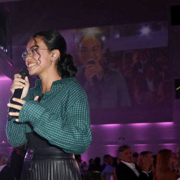 Gad Elmaleh et Sanaa (The Voice Kids 2022, atteinte d'une maladie génétique rare) à l'institut Imagine, 24 boulevard du Montparnasse dans le 15ème arrondissement de Paris, France, le 12 septembre 2022. . © Dominique Jacovides/Bestimage.