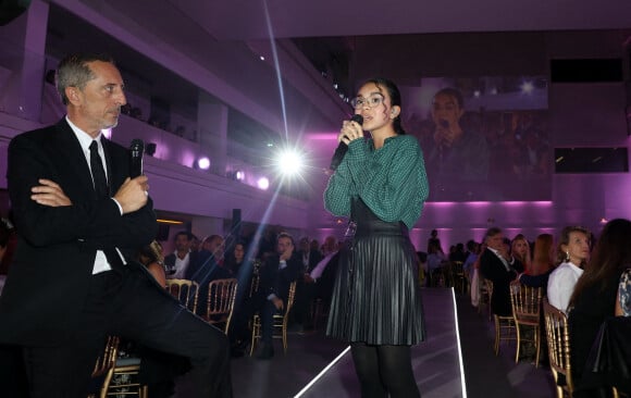 Gad Elmaleh et Sanaa (The Voice Kids 2022, atteinte d'une maladie génétique rare) à l'institut Imagine, 24 boulevard du Montparnasse dans le 15ème arrondissement de Paris, France, le 12 septembre 2022. © Dominique Jacovides/Bestimage.