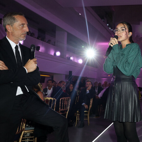 Gad Elmaleh et Sanaa (The Voice Kids 2022, atteinte d'une maladie génétique rare) à l'institut Imagine, 24 boulevard du Montparnasse dans le 15ème arrondissement de Paris, France, le 12 septembre 2022. © Dominique Jacovides/Bestimage.