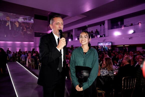 Gad Elmaleh et Sanaa (The Voice Kids 2022, atteinte d'une maladie génétique rare) à l'institut Imagine, 24 boulevard du Montparnasse dans le 15ème arrondissement de Paris, France, le 12 septembre 2022. © Dominique Jacovides/Bestimage.