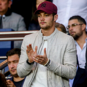 Louis Sarkozy dans les tribunes lors du match de Ligue 1, Paris Saint-Germain (PSG) vs Toulouse FC (TFC) au Parc des Princes à Paris, le 20 août 2017.