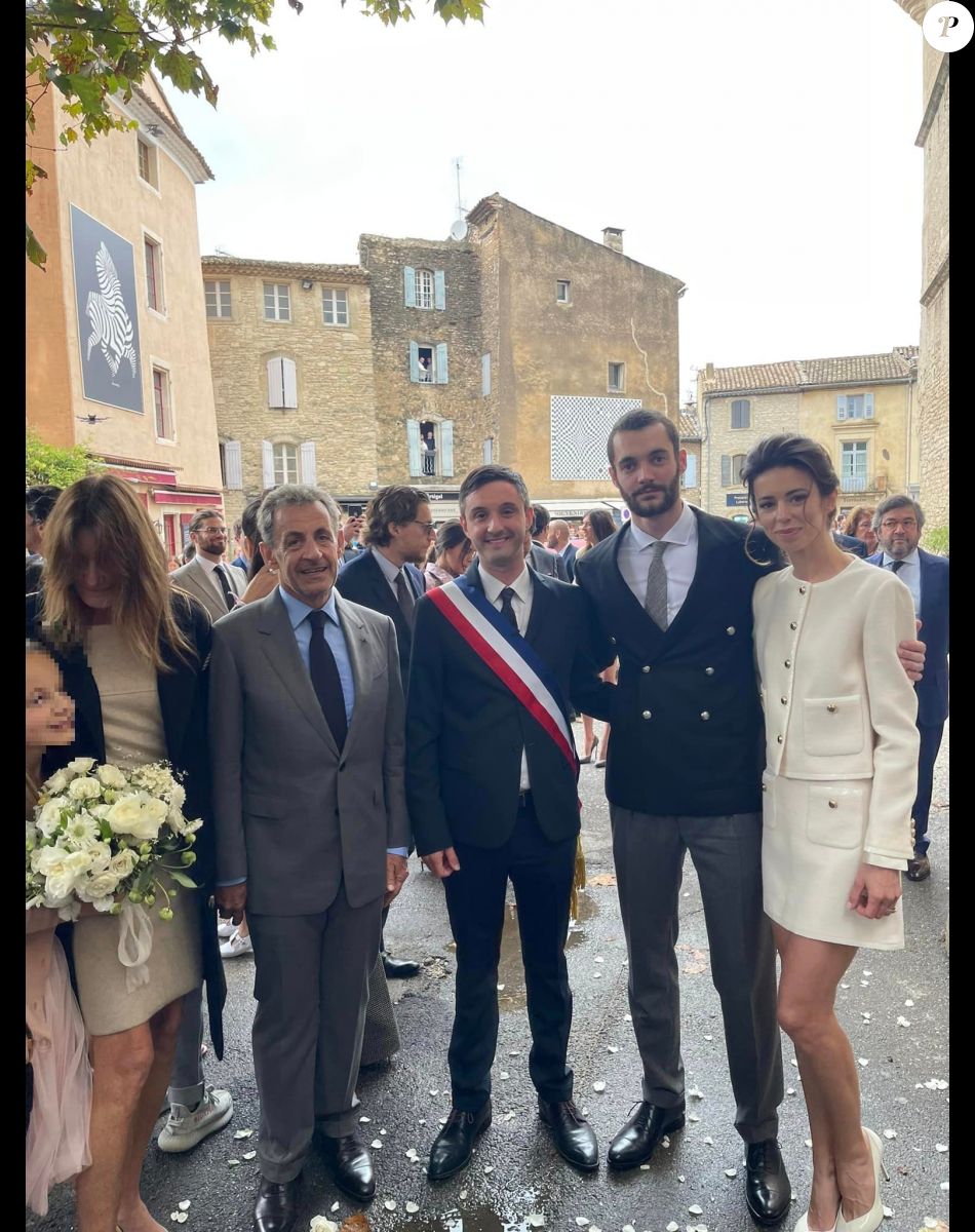 Mariage de Louis Sarkozy et Natali Husic à Gordes, en Provence le 24 septembre 2022, en présence du maire de Gordes, Richard Kitaeff, Nicolas Sarkozy, Carla Bruni-Sarkozy et leur fille Giulia.
