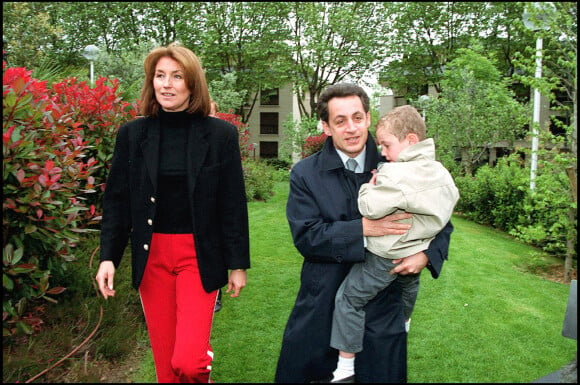 Nicolas Sarkozy et sa femme Cecilia votent à Neuilly avec leur fils Louis.