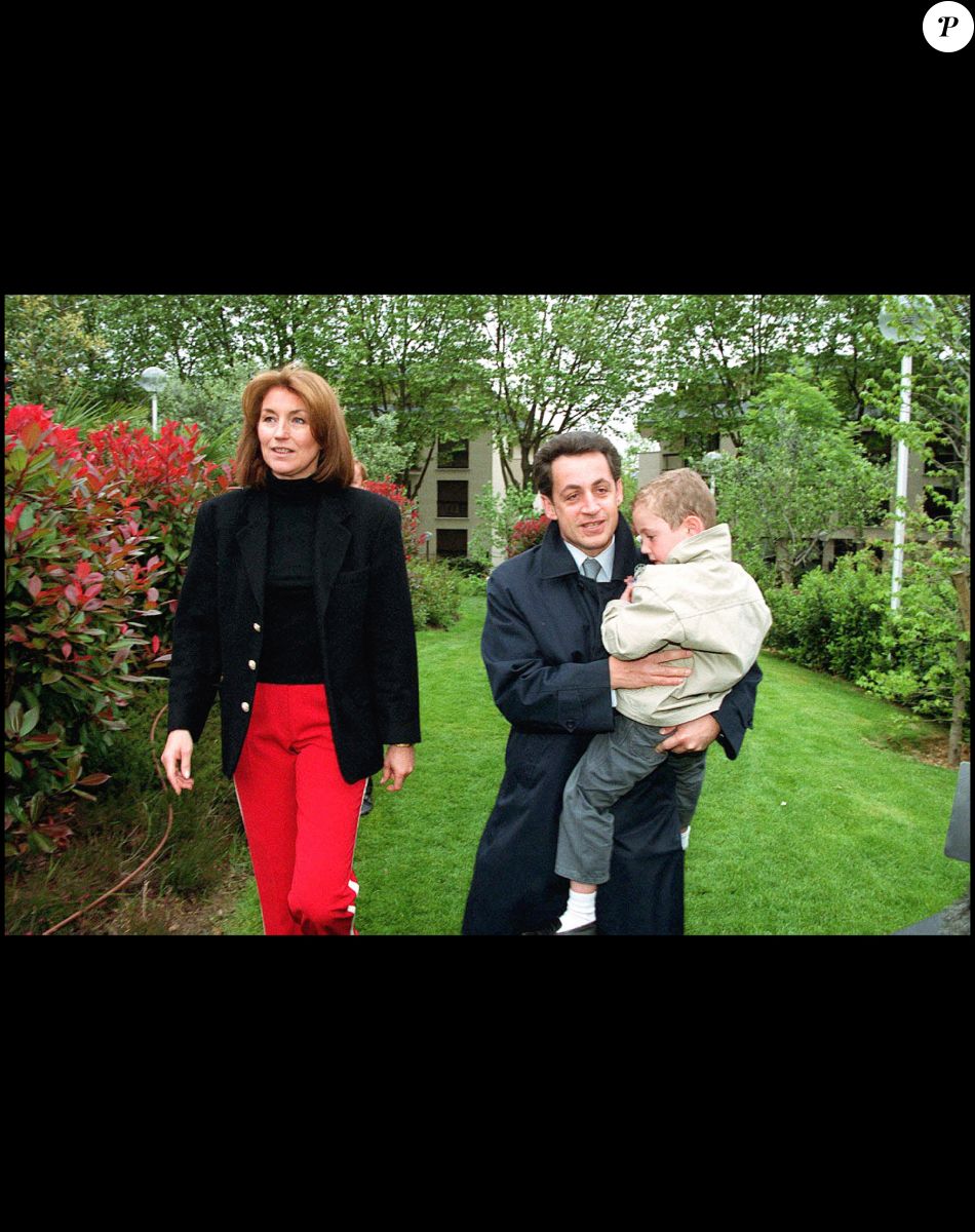 Nicolas Sarkozy et sa femme Cecilia votent à Neuilly avec leur fils Louis.