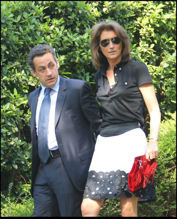 Nicolas Sarkozy et sa femme Cecilia arrivent à leur bureau de vote de Neuilly-sur-Seine.