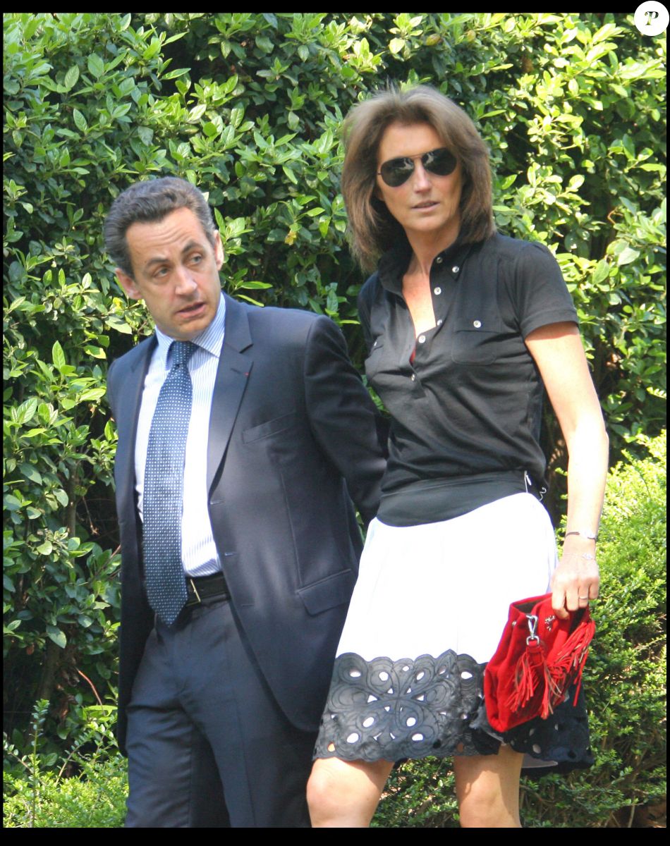 Nicolas Sarkozy et sa femme Cecilia arrivent à leur bureau de vote de Neuilly-sur-Seine.