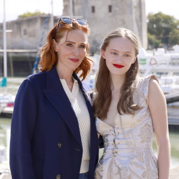 Audrey Fleurot, Lily Taieb au photocall de "Esprit d'hiver" lors de la 24e édition du Festival de la Fiction TV de la Rochelle, le 15 septembre 2022. © Christophe Aubert via Bestimage