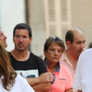 Jean-Luc Reichmann et sa femme Nathalie lors du trophée de pétanque "Sénéquier 209" sur la place des Lices à Saint-Tropez, Côte d'Azur, France, le 22 août 2019.