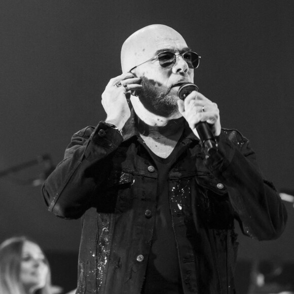 Exclusif - Pascal Obispo - XVème gala pour la Fondation Recherche Alzheimer à l'Olympia à Paris le 14 mars 2022. Sous la direction artistique de P. Souchon, des grands noms de la chanson française se mobilisent autour d'un concert sur le thème "2 générations chantent pour la 3ème". L'intégralité des bénéfices de cette soirée servira à financer la recherche sur la maladie d'Alzheimer. © Jack Tribeca/Bestimage 