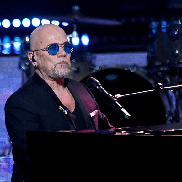 Pascal Obispo - Emission spéciale "Unis pour l'Ukraine" à la Maison de la Radio et de la Musique, diffusée en direct sur France 2 et présentée par Nagui et Leïla.Kaddour à Paris le 8 mars 2022. France Télévisions et Radio France s'associent, face à l'urgence humanitaire, pour soutenir et aider le peuple ukrainien et toutes les populations touchées par le conflit, sur place et dans les pays limitrophes. Le service public s'engage aux côtés de la Croix-Rouge française, qui lance un appel aux dons financiers, pour faire face aux besoins humanitaires, qui ne cessent de s'intensifier. Cette soirée spéciale est diffusée en simultané sur France 2 et France Inter avec un concert exceptionnel en direct, avec la participation des formations musicales de Radio France. Avec cette soirée, France Télévisions et Radio France permettent aux Français de répondre concrètement à l'urgence humanitaire, à l'intérieur et à l'extérieur de l'Ukraine, à travers des dons à la Croix-Rouge française. © Cyril Moreau / Jack Tribeca / Bestimage 