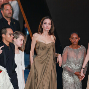 Angelina Jolie entourée de Maddox, 20 ans, Zahara, 16 ans, Shiloh, 15 ans, et Vivienne et Knox, 13 ans, à la première du film "Eternal" à Los Angeles, le 18 octobre 2021.