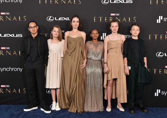 Maddox Jolie-Pitt, Vivienne Jolie-Pitt, Angelina Jolie, Knox Jolie-Pitt, Shiloh Jolie-Pitt, et Zahara Jolie-Pitt à la première du film "Eternals" au studio Marvel à Los Angeles, le 18 octobre 2021. 