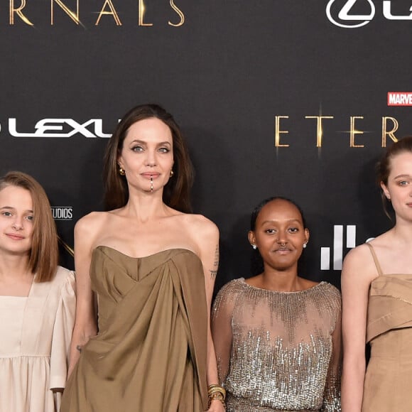 Maddox Jolie-Pitt, Vivienne Jolie-Pitt, Angelina Jolie, Knox Jolie-Pitt, Shiloh Jolie-Pitt, et Zahara Jolie-Pitt à la première du film "Eternals" au studio Marvel à Los Angeles, le 18 octobre 2021. 