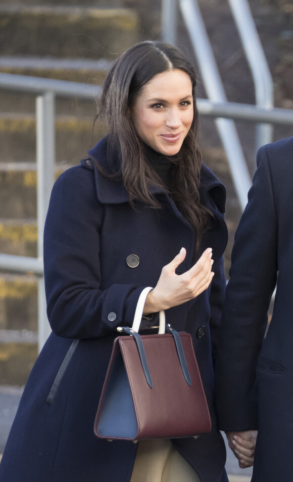 Meghan Markle, la fiancée du prince Harry à Nottingham le 1 er décembre 2017. Elle porte un sac à main de la marque écossaise Strathberry à 455 pounds. 