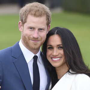 Le Prince Harry et Meghan Markle posent à Kensington palace après l'annonce de leur mariage au printemps 2018 à Londres le 27 novembre 2017. 