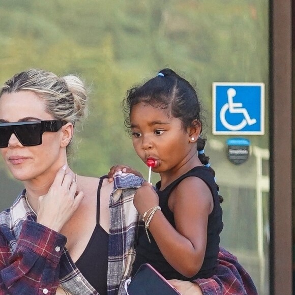 Exclusif - Khloe Kardashian dépose sa fille True et ses nièces Chicago West et Dream Kardashian, à leurs cours de danse à Los Angeles, le 31 mai 2022. Merci de flouter le visage des enfants avant publication 