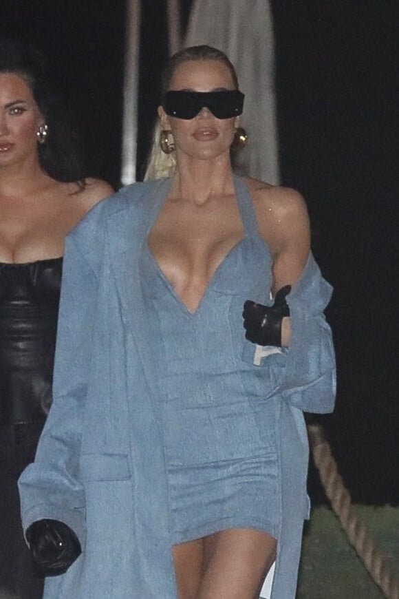 Exclusif - Khloe Kardashian quitte la soirée Vogue au restaurant Nobu de Malibu le 23 mars 2022. 