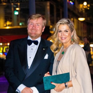 Le roi Willem-Alexander et la reine Maxima des Pays-Bas lors d'une soirée de concert offerte au roi et à la reine de Suède à Stockholm, à l'occasion du voyage officiel du couple royal des Pays-Bas en Suède. Le 12 octobre 2022