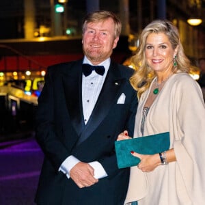 Le roi Willem-Alexander et la reine Maxima des Pays-Bas lors d'une soirée de concert offerte au roi et à la reine de Suède à Stockholm, à l'occasion du voyage officiel du couple royal des Pays-Bas en Suède. Le 12 octobre 2022