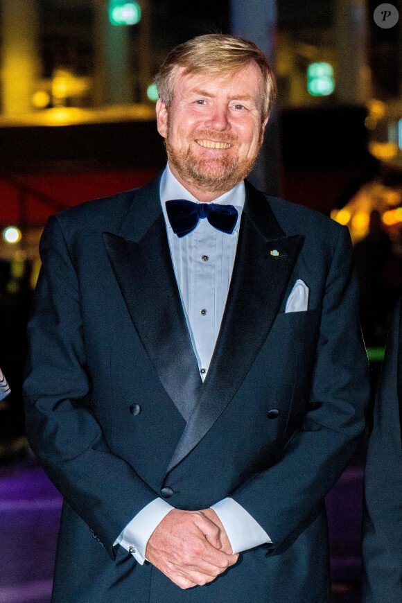 Le roi Willem-Alexander des Pays-Bas lors d'une soirée de concert offerte au roi et à la reine de Suède à Stockholm, à l'occasion du voyage officiel du couple royal des Pays-Bas en Suède. Le 12 octobre 2022