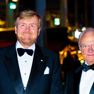 Le roi Willem-Alexander et la reine Maxima des Pays-Bas, le roi Carl Gustav et la reine Silvia de Suède lors d'une soirée de concert offerte au roi et à la reine de Suède à Stockholm, à l'occasion du voyage officiel du couple royal des Pays-Bas en Suède. Le 12 octobre 2022
